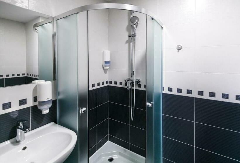 اتاق سوپریور خانوادگی, Antonio