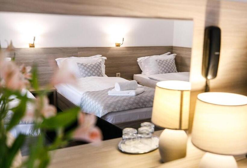 اتاق راحتی سه تخته, Antonio