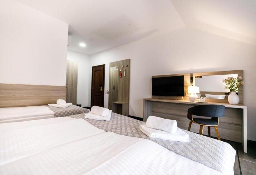 اتاق راحتی سه تخته, Antonio