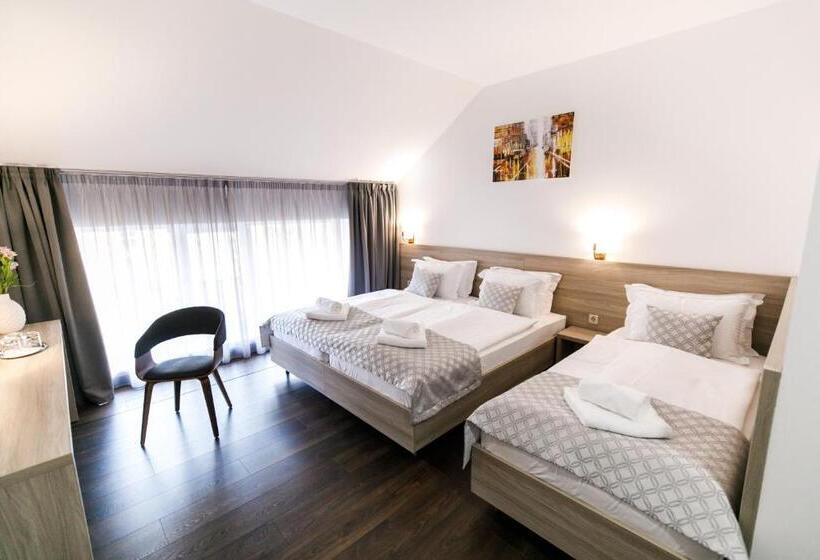 اتاق راحتی سه تخته, Antonio