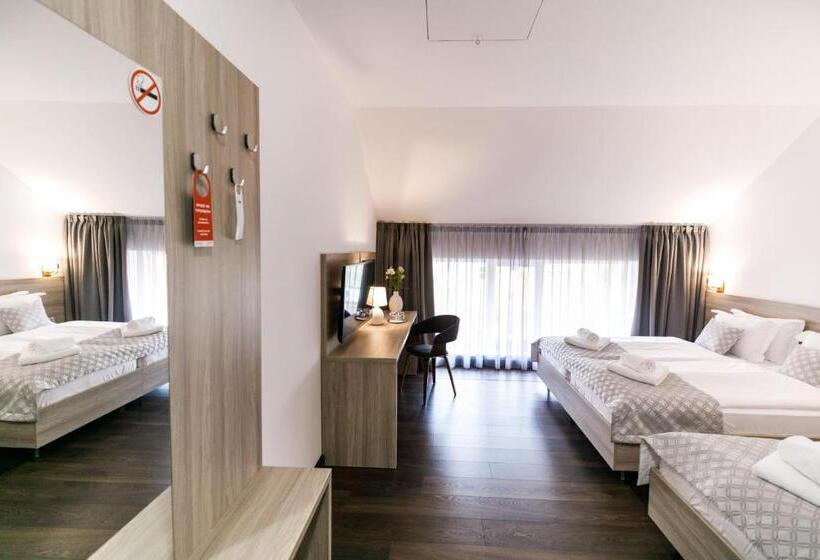 اتاق راحتی سه تخته, Antonio