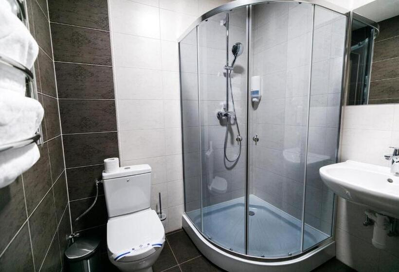 اتاق راحتی سه تخته, Antonio