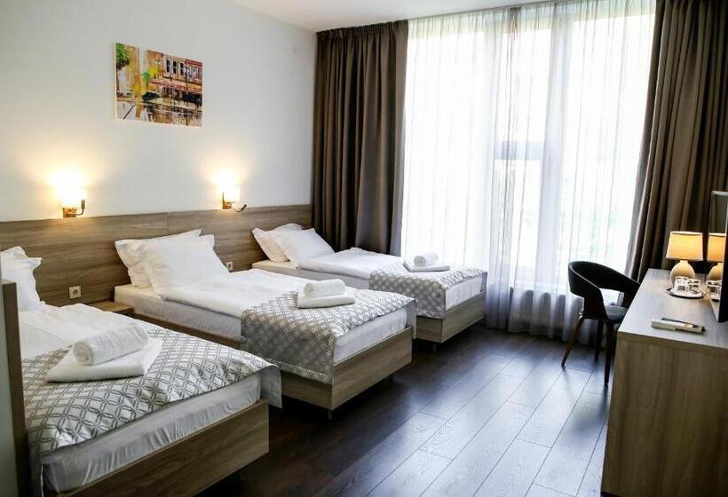 اتاق راحتی سه تخته, Antonio