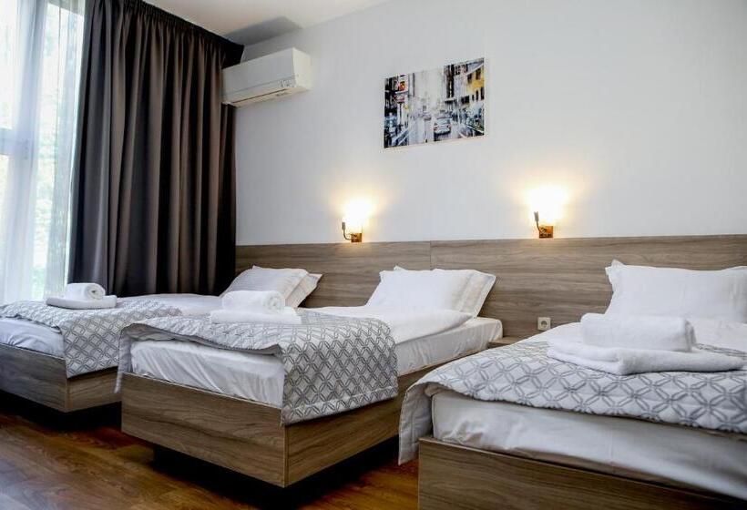 اتاق راحتی سه تخته, Antonio