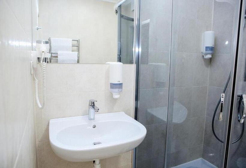 اتاق راحتی سه تخته, Antonio