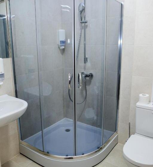 اتاق راحتی سه تخته, Antonio