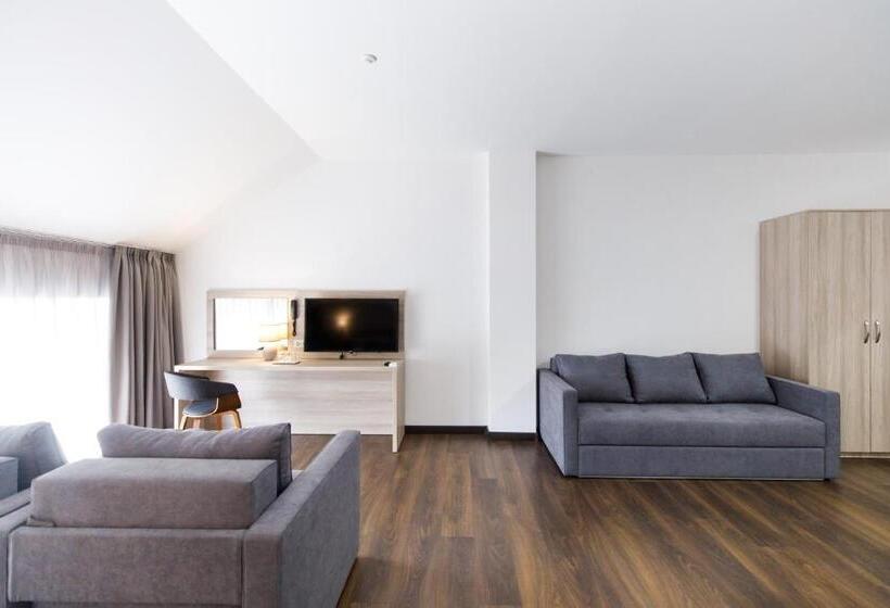 اتاق سوپریور, Antonio