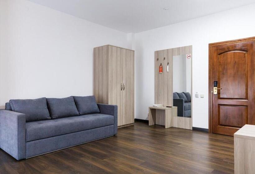 اتاق سوپریور, Antonio