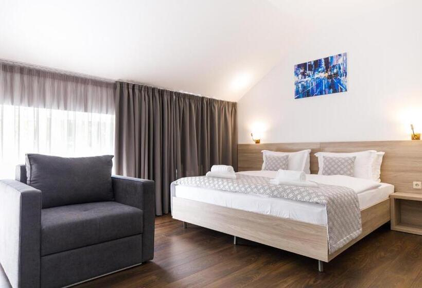 اتاق سوپریور, Antonio