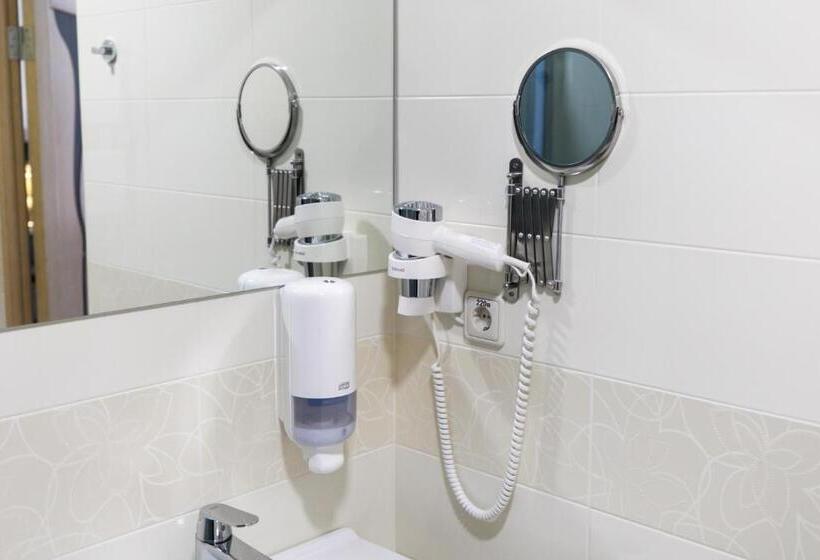 اتاق سوپریور, Antonio