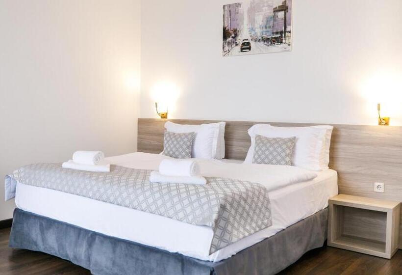 اتاق سوپریور, Antonio