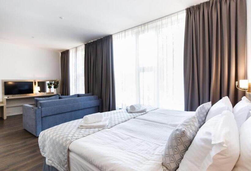 اتاق سوپریور خانوادگی, Antonio