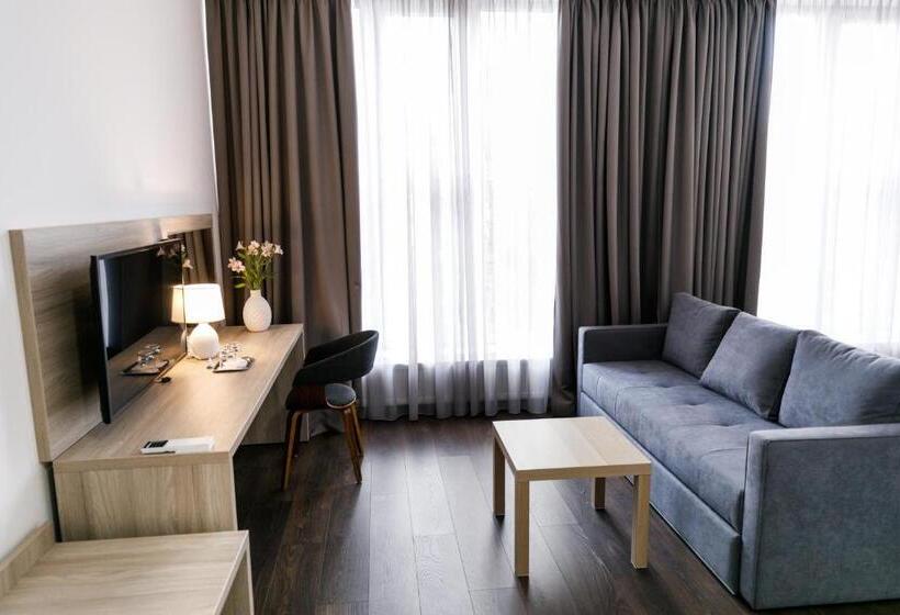 اتاق سوپریور خانوادگی, Antonio