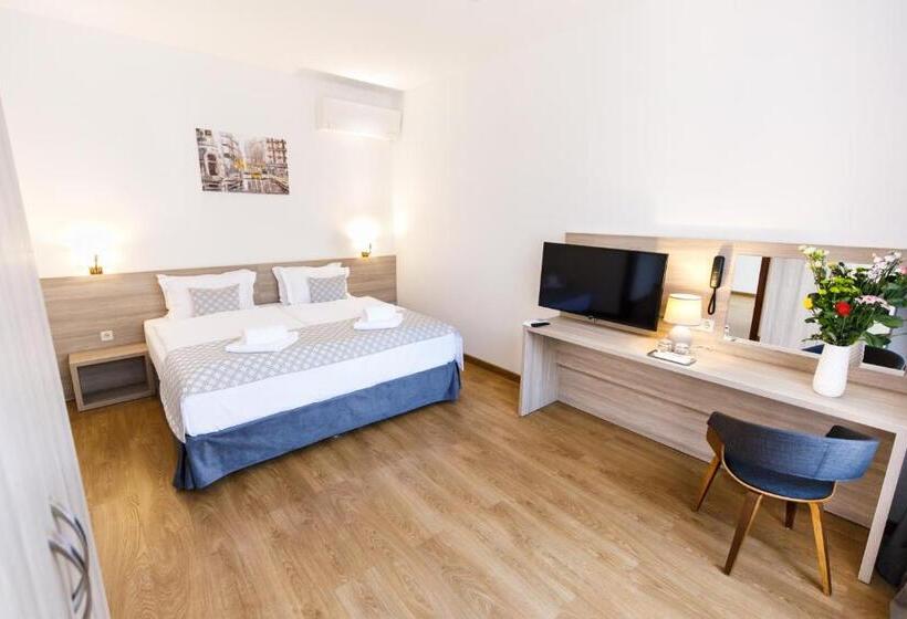 اتاق سوپریور خانوادگی, Antonio