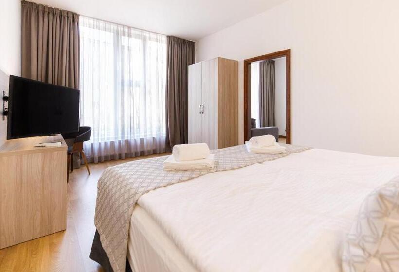 اتاق سوپریور خانوادگی, Antonio