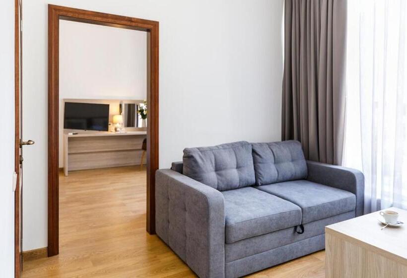 اتاق سوپریور خانوادگی, Antonio