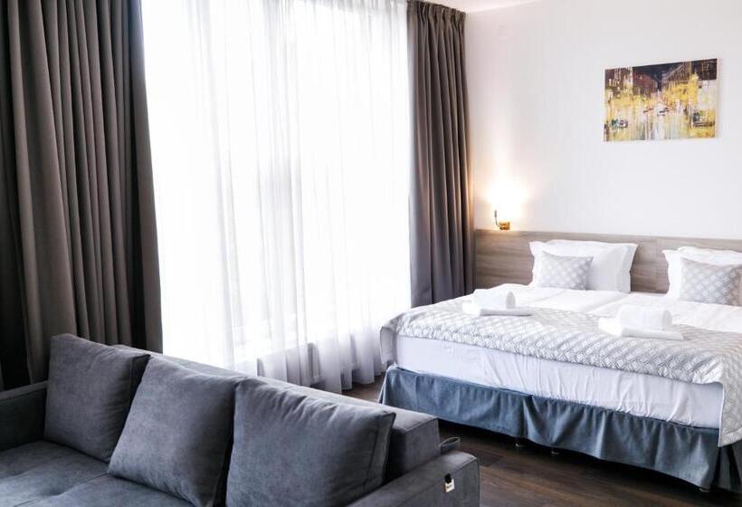 اتاق سوپریور خانوادگی, Antonio