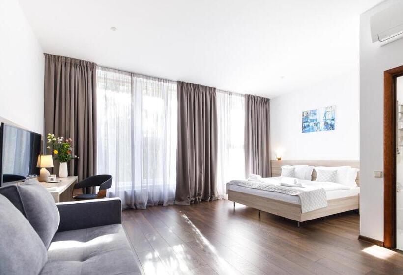 اتاق سوپریور خانوادگی, Antonio