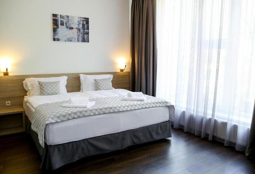 اتاق سوپریور خانوادگی, Antonio