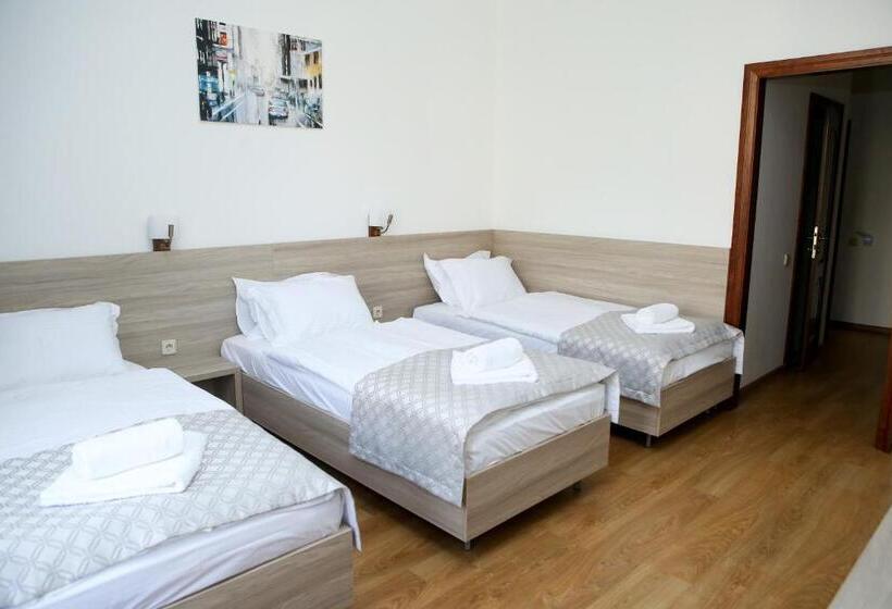 اتاق راحتی سه تخته, Antonio