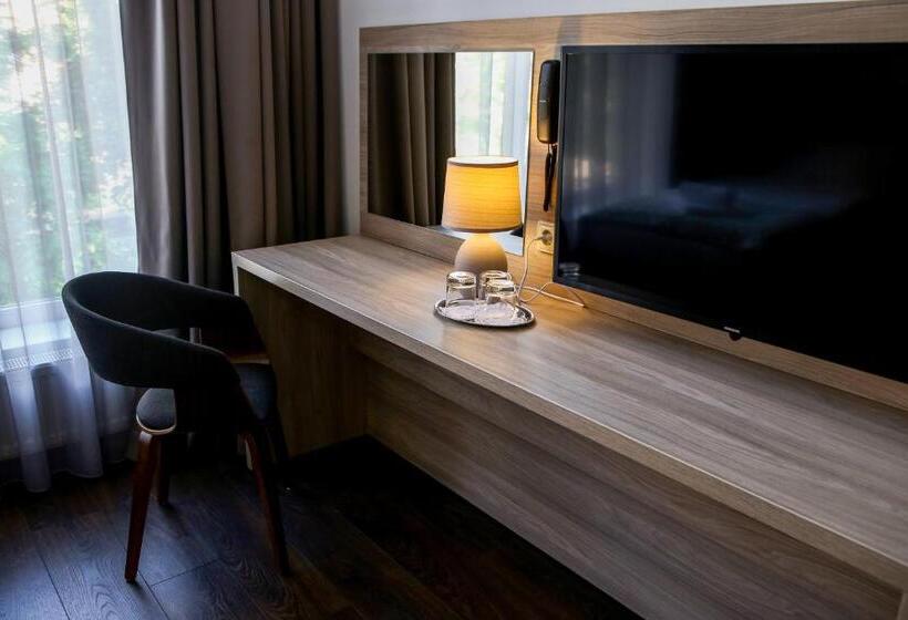 اتاق راحتی سه تخته, Antonio