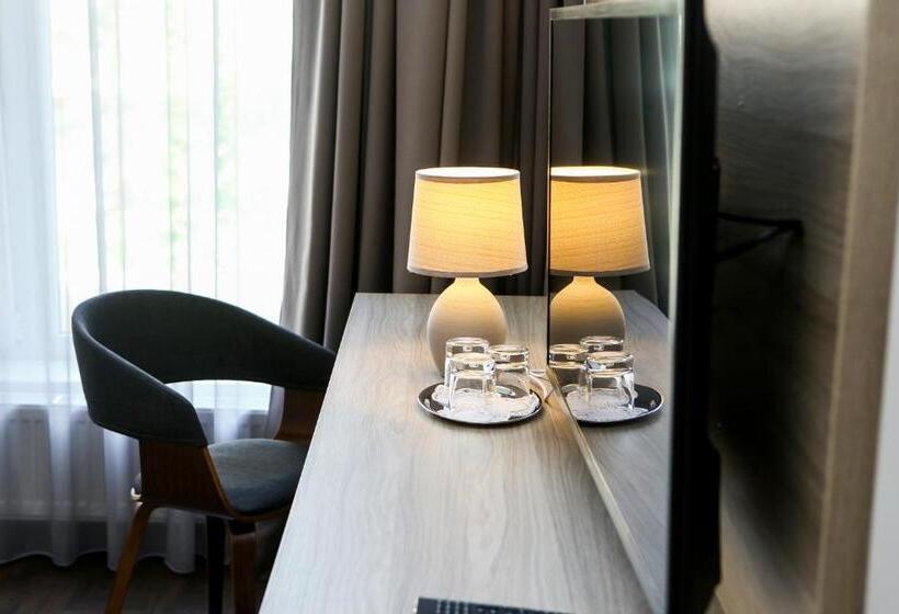 اتاق راحتی سه تخته, Antonio