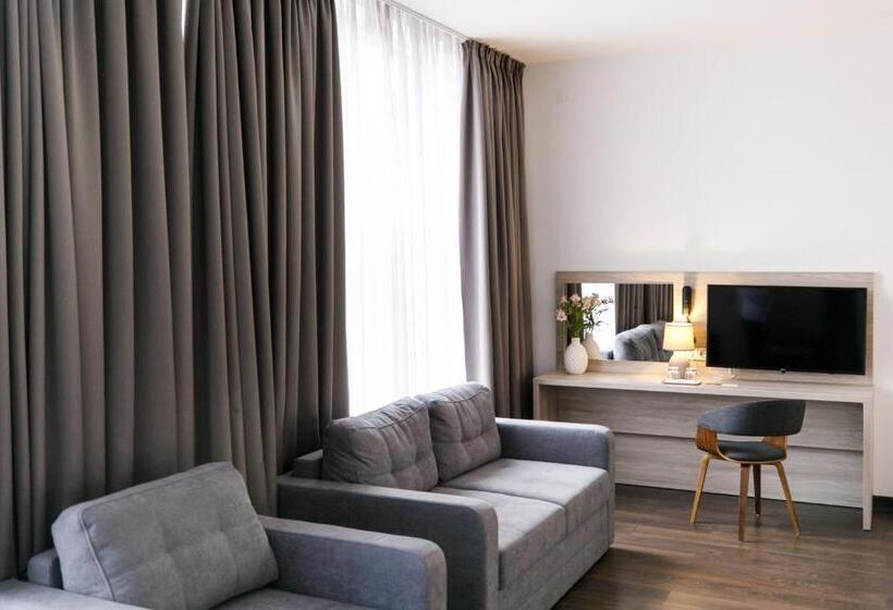 اتاق سوپریور, Antonio