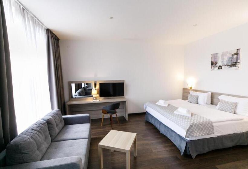 اتاق سوپریور, Antonio