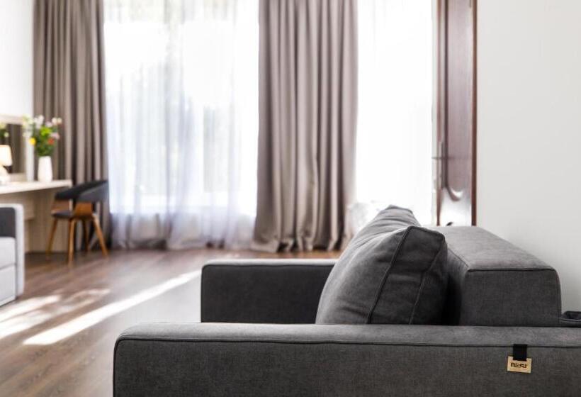 اتاق سوپریور, Antonio