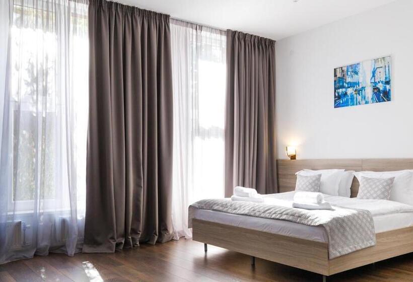 اتاق سوپریور, Antonio