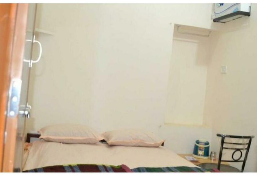 חדר בסיסי לשלושה, Shri Ram Palace