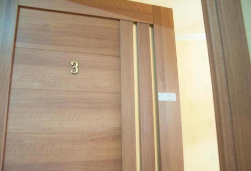 غرفة قياسية ثلاثية, Azhdahak B&b In Geghashen , Abovyan