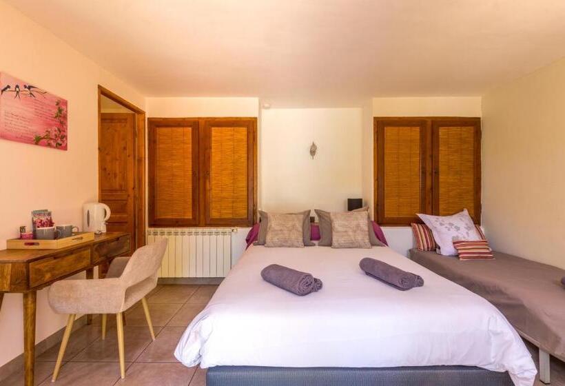 غرفة قياسية مطلّة علي البحيرة, Le Mas De Riri