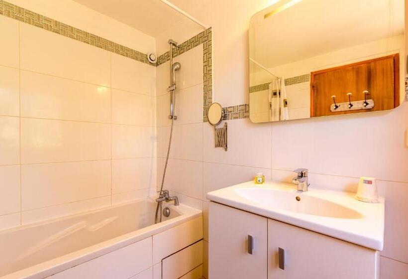 غرفة قياسية ثلاثية, Le Mas De Riri