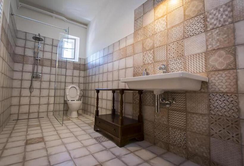 חדר סטנדרט לשלושה עם חדר אמבטיה משוף, Penzion Klášter