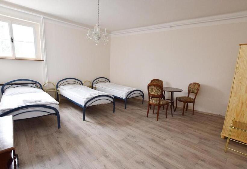 חדר סטנדרט לשלושה עם חדר אמבטיה משוף, Penzion Klášter