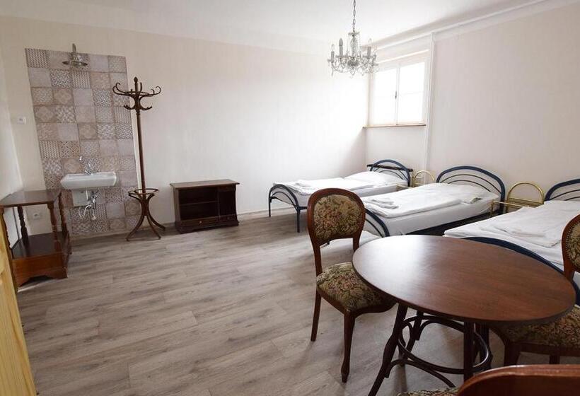 חדר סטנדרט לשלושה עם חדר אמבטיה משוף, Penzion Klášter