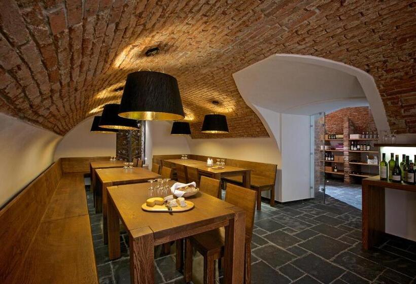 Люкс Deluxe Кровать Кинг, Zámek Ratměřice Hotel & Resort