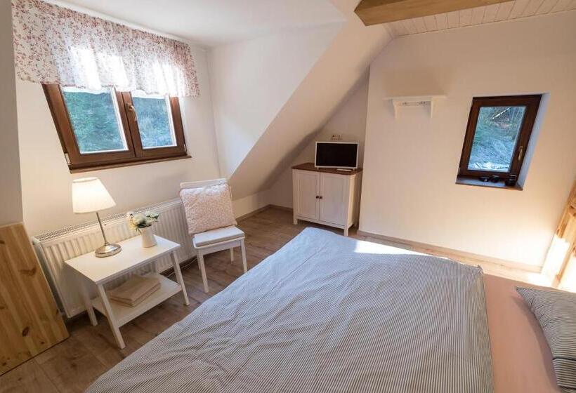 Семейный Номер, Hamr Divci Kamen