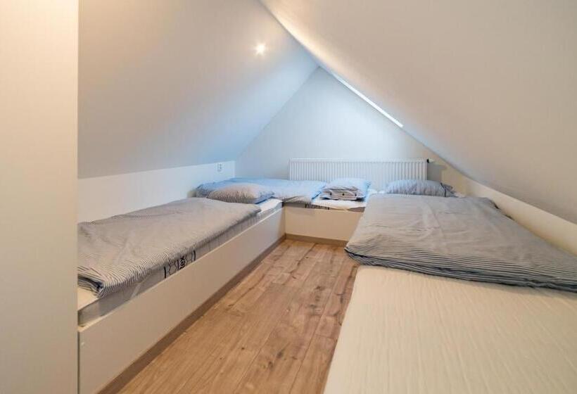 Семейный Номер, Hamr Divci Kamen