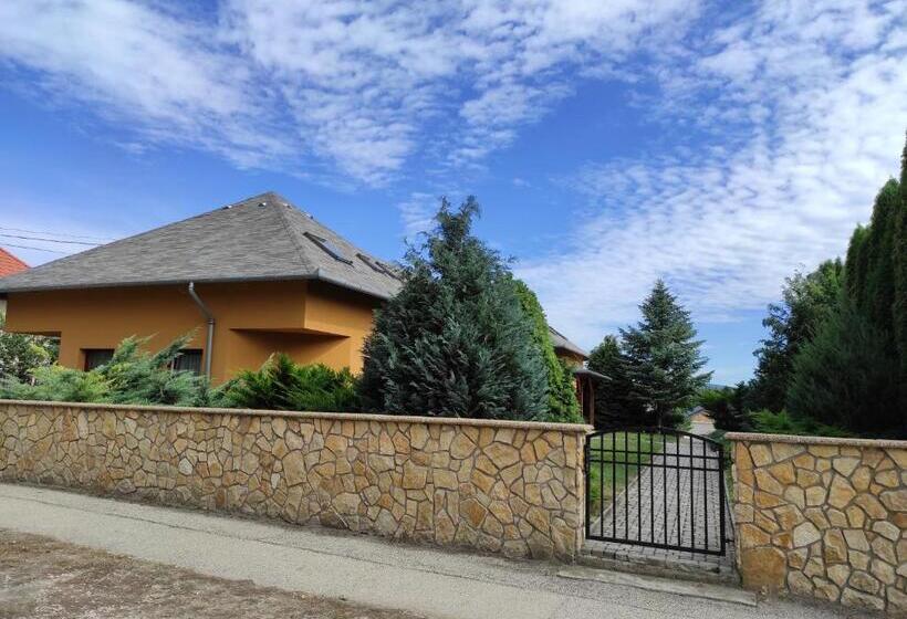 Номер Deluxe, Rp Fitlife Stúdió és Vendégház