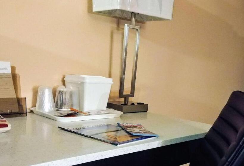 غرفه قياسيه سريرين مزدوجين, Econo Lodge Milldale  Southington