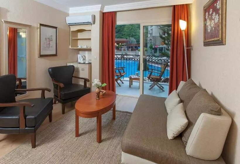 سوییت جونیور, Julian Forest Suites