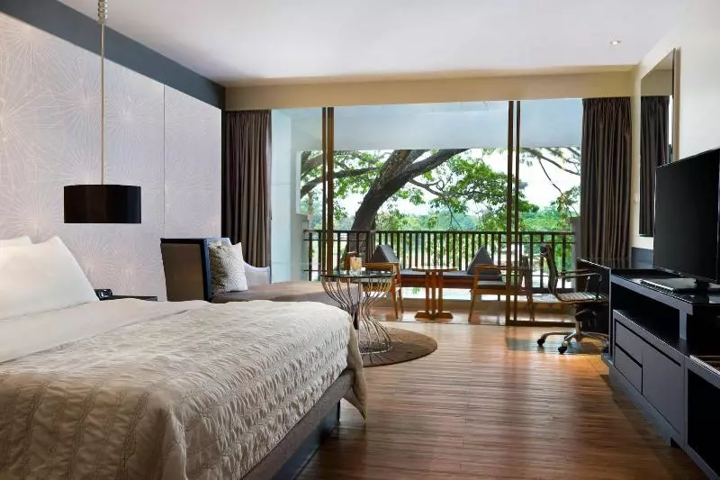 اتاق لوکس با چشم‌انداز باغ, Le Meridien Chiang Rai Resort, Thailand