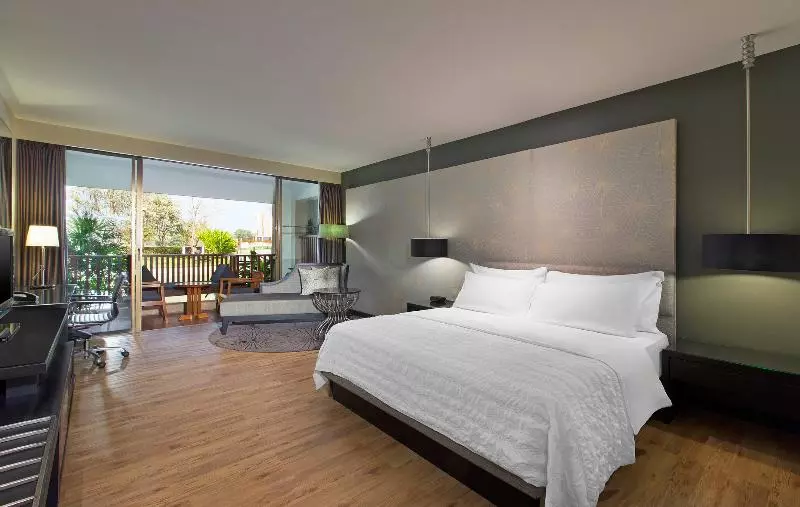 اتاق لوکس با چشم‌انداز باغ, Le Meridien Chiang Rai Resort, Thailand