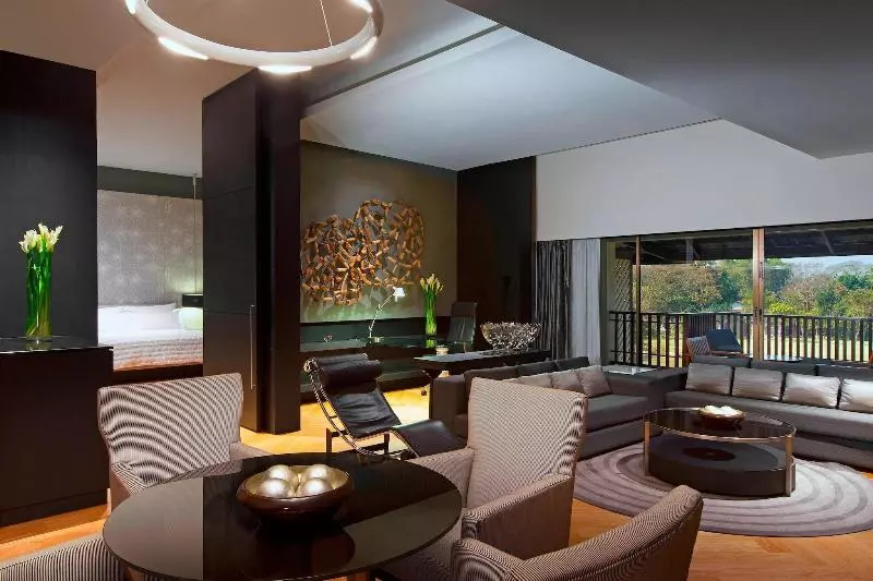 سوئیت با تخت بزرگ, Le Meridien Chiang Rai Resort, Thailand