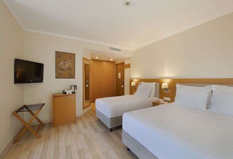 اتاق خانوادگی, Miramare Queen