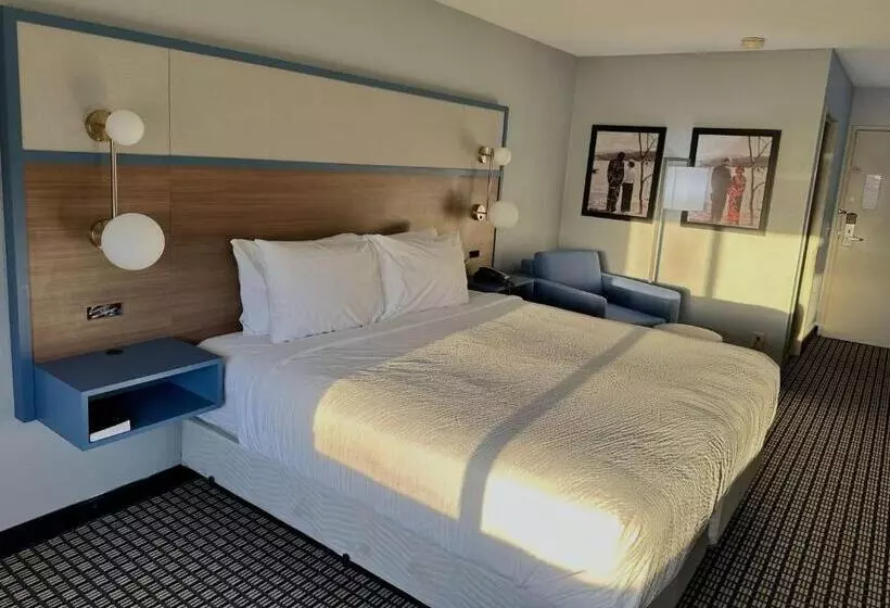 キングサイズベッドのスタンダードルーム, Americinn By Wyndham Reedsburg