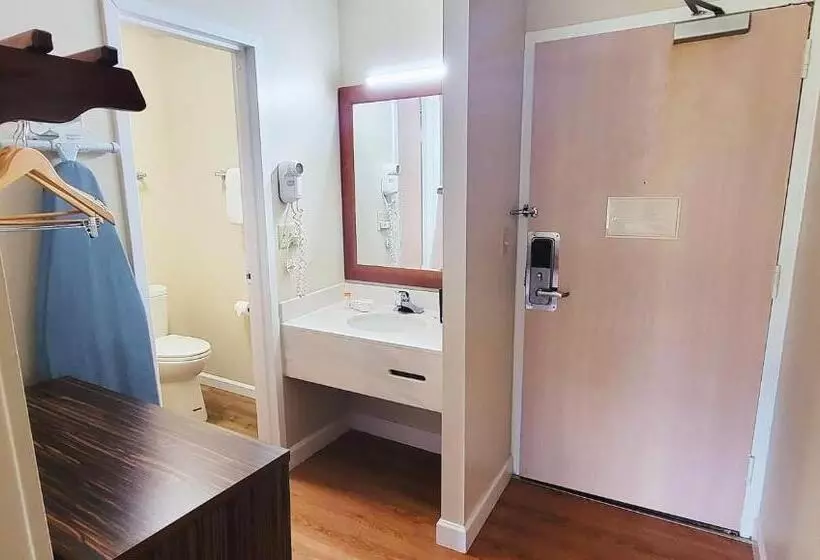 デラックスの４人部屋, Studios & Suites 4 Less Charlotte