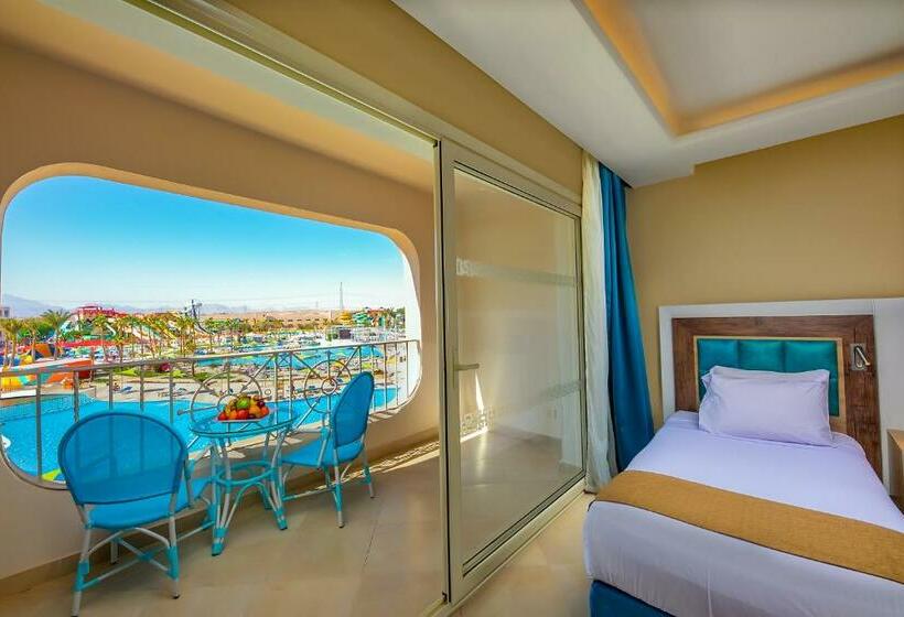 اتاق استاندارد با چشمانداز استخر, Titanic Resort & Aqua Park